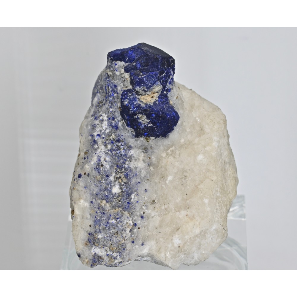 Афганит. Крупный кристалл в мраморе. Афганистан